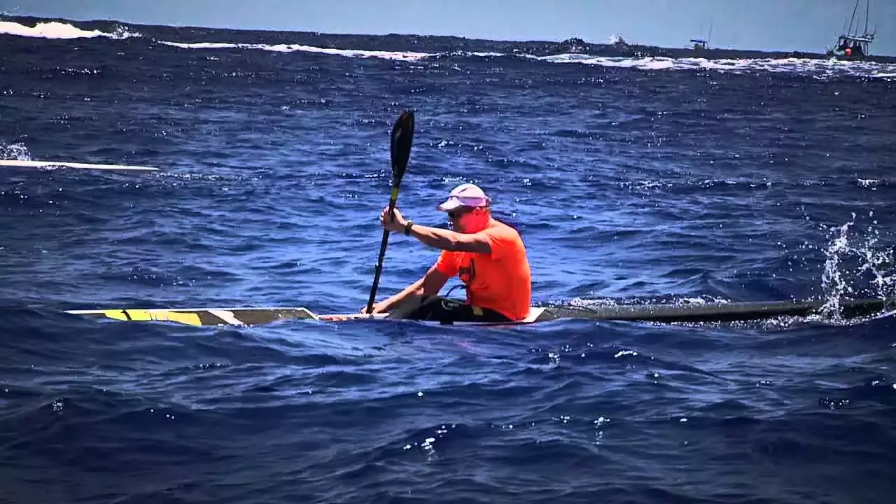 Entdecken Sie die aufregende Welt des Surf-Ski-Kajakfahrens: Ein vollständiger Leitfaden